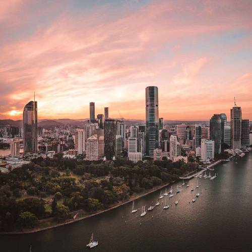  بعضی وقتا اینجا قدم میزنم آلبوم جوونیامو ورق میزنم تنها